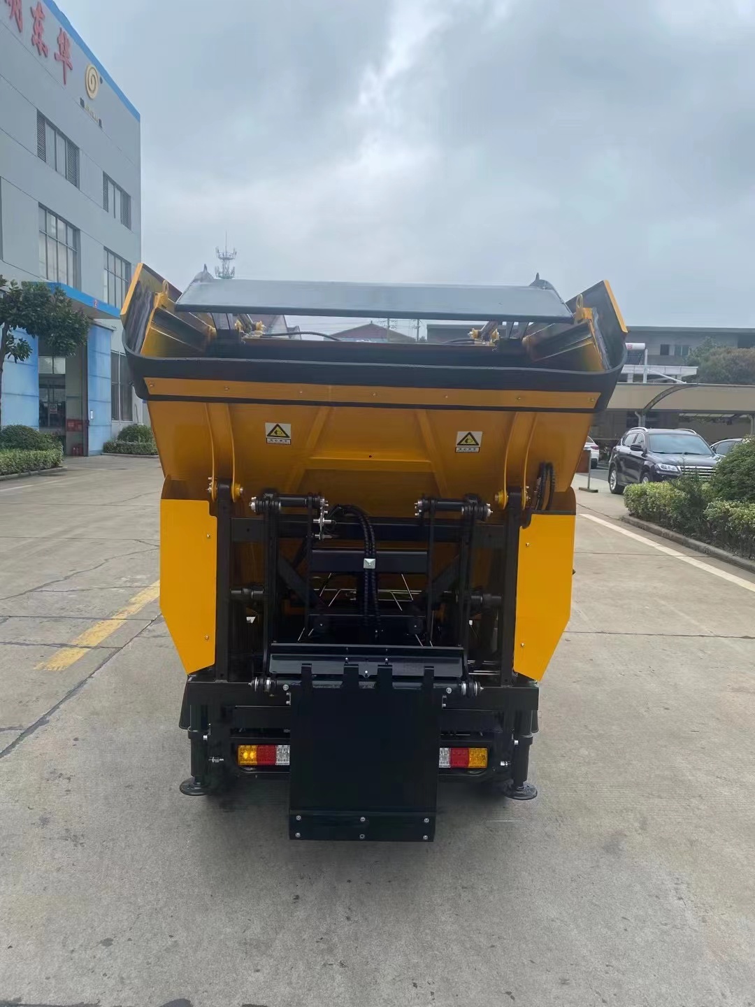 麻豆一二三产区三轮后上桶清运车