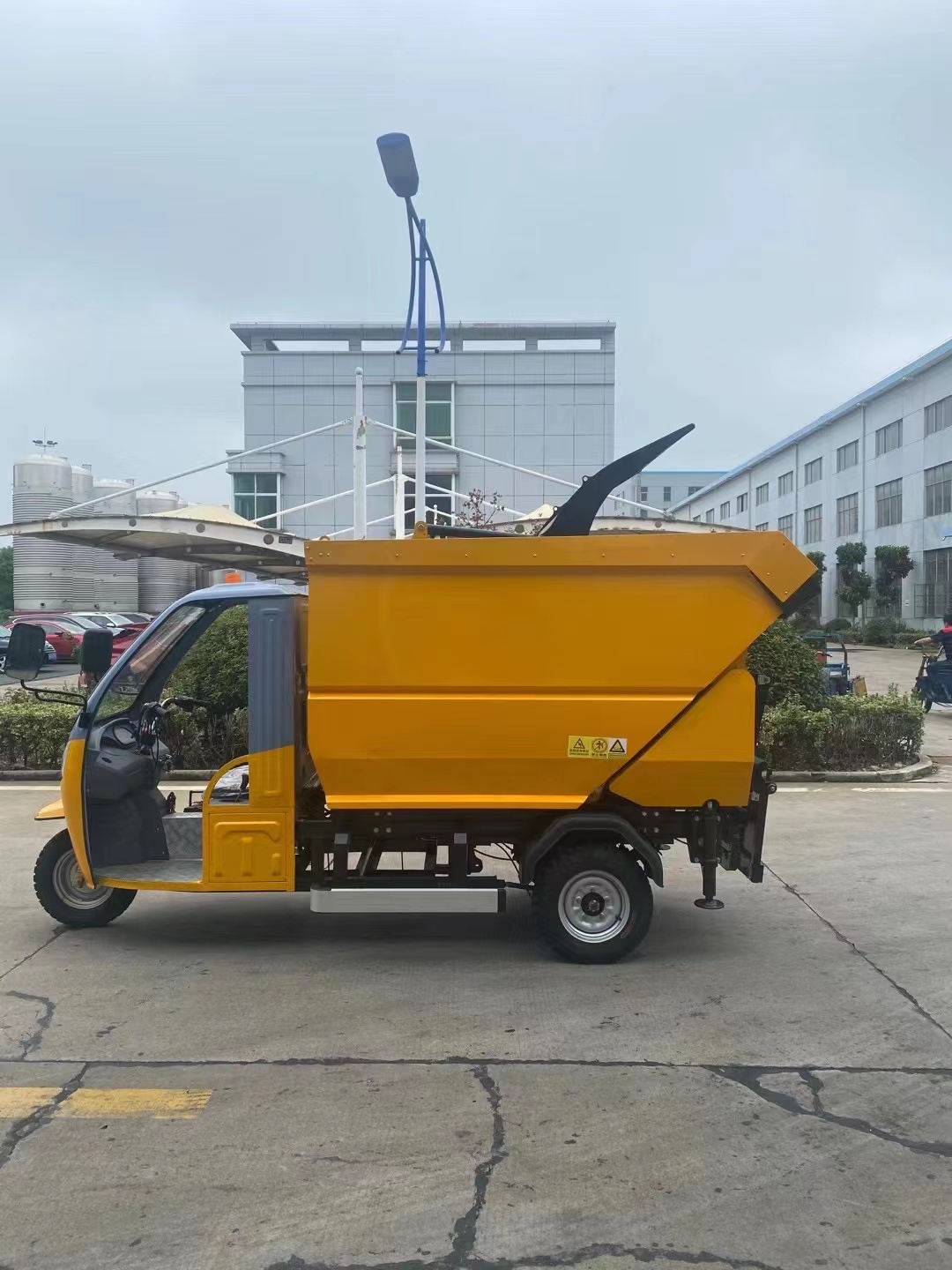 麻豆一二三产区三轮后上桶清运车